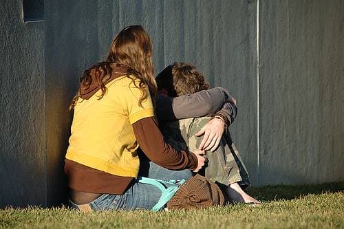 Chica consolando a chico triste